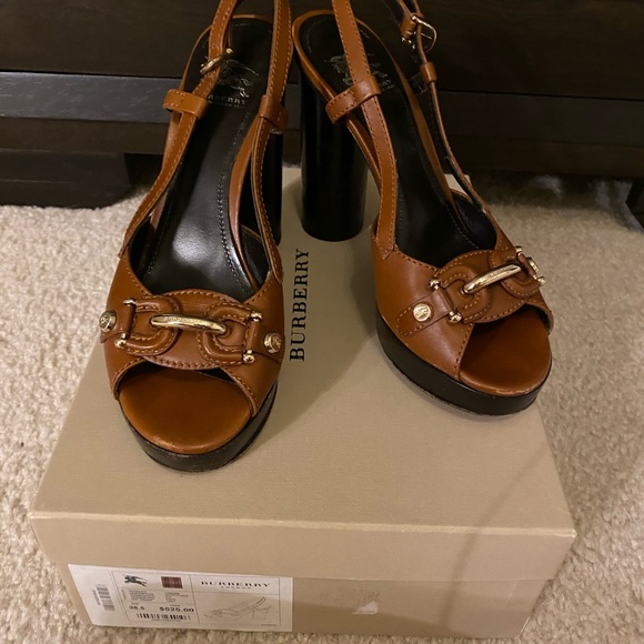 ❌❌SOLD❌❌Burberry Authentic Heels - Picture 11 of 11